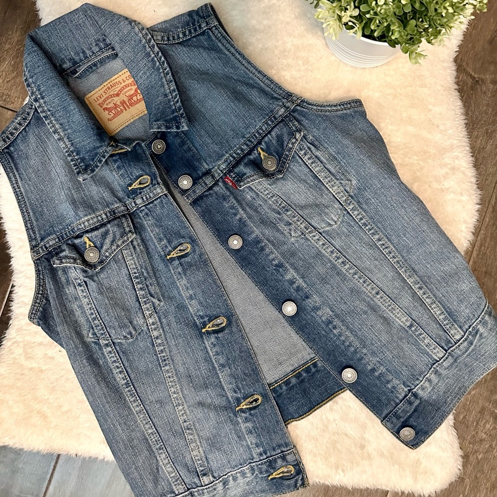 Levi’s Denim Vest 💙